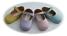 Baby girls' leather shoes in pastel colours